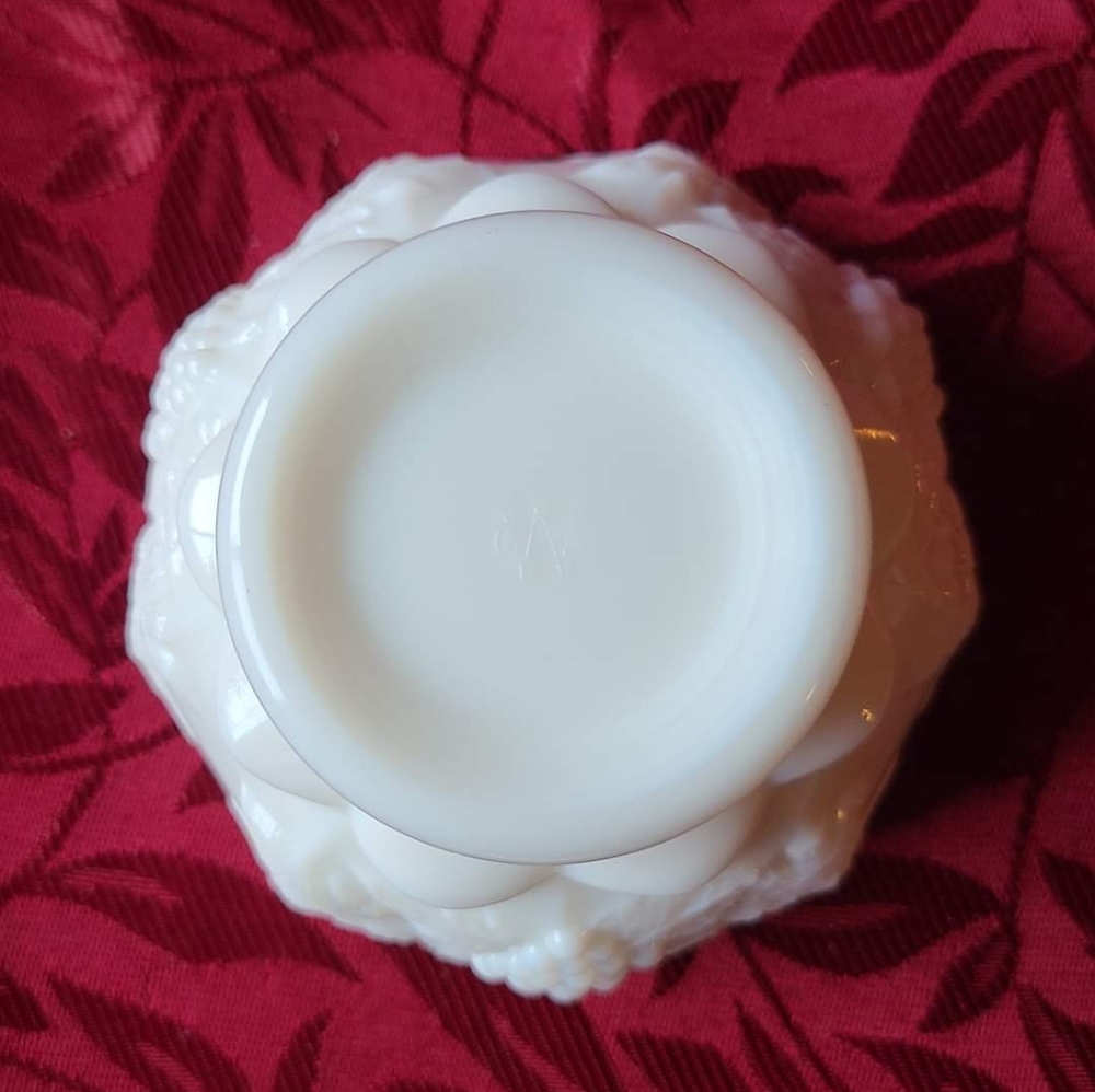 1960's Westmoreland Panneled Grape Milk Glass Mayonnaise/Cocktail Serving Set - Picture 5 of 6